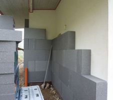 Pose de l'isolation exterieur 200 mm  ep,
coll&eacute; puis chevill&eacute;.