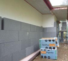 Pose de l'isolation exterieur 200 mm  ep,
coll&eacute; puis chevill&eacute;.