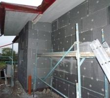 Pose de l'isolation exterieur 200 mm  ep,
coll&eacute; puis chevill&eacute;.