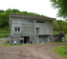 Enduit sur l'isolation exterieur apres treillis,Mon travaille s'arrete a ce niveau pour la fa&ccedil;ade. pour le crepis et la couleur
j'ai fait faire, en effet tout seul on ne peut pas faire une surface fini uniforme. J'ai trouv&eacute; une entreprise super et pas trop chere (Artessa Mulhouse) pour la finition (boulot tres soign&eacute; et propre du debut a la fin du chantier)