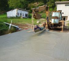 Le tablier du nouveau pont: 30 cm epaisseur coul&eacute; 2cm au dessus de l'ancien !  en tout 22 M3 de beton renforc&eacute;e coul&eacute; a la toupie
 le talochage pas trop top ( je ne suis pas ma&ccedil;on)
le pont est prevue pour passage d'un semi remorque