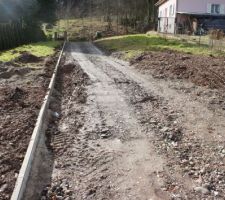 Pose des bordures sur 50 ml lineaire 40 kilos chacune !
mon dos ne m''a pas remerci&eacute;.