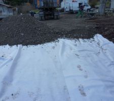 Pose du geotextile le macadam va etre pos&eacute; par une entreprise.