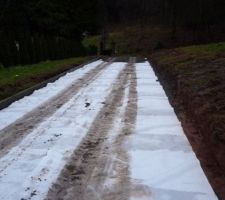 Pose du geotextile le macadam va etre pos&eacute; par une entreprise.