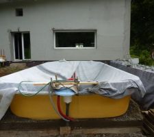 Pose d'un beton leger sur le tour de la piscine 1 pelle de ciment pour 6 de sable