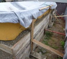 Pose d'un beton leger sur le tour de la piscine 1 pelle de ciment pour 6 de sable