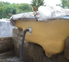 Pose d'un beton leger sur le tour de la piscine 1 pelle de ciment pour 6 de sable