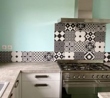 Crédence de la cuisine en faïence imitation carreaux de ciments