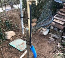 Comme une grande : trou, poteau, robinet? ?