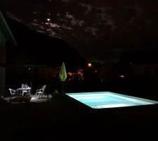 Vue de nuit de la piscine