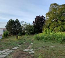 Le terrain fin septembre : arbres coup&eacute;s, une maison a pouss&eacute; dans l'angle Sud-est, le voisin c&ocirc;t&eacute; ouest a commenc&eacute; ses travaux.