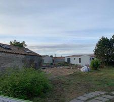 Vue vers l'Est.  Le terrain fin septembre : arbres coup&eacute;s, une maison a pouss&eacute; dans l'angle Sud-Est, nos futurs voisins Est ont fait r&eacute;aliser le d&eacute;caissage.