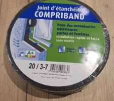 Compriband utilis&eacute; pour prendre en sandwich le verre entre les cadres