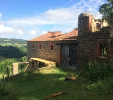 La grange dans son jus, une ferme est tombé ce qui a occasionné ce trou dans la toiture