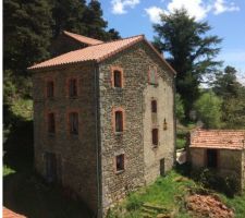 Depuis le toit de la grange.
La maisonnette est visible en bas à droite