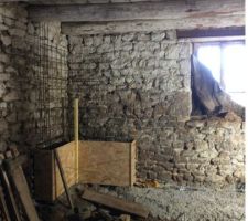 Suite du BA, d&eacute;but du renfort d'un des angles, reprises des certaines pierres avec scellement chimique