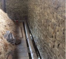 Ouverture du plancher de la grange pour pouvoir continuer l'&eacute;l&eacute;vation du b&eacute;ton arm&eacute;