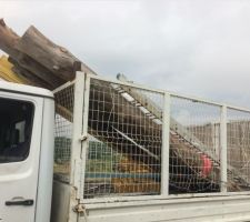 J'en ai profit&eacute; pour monter deux bois qui me feront mes poteaux de soutien sous les fermes, &eacute;voqu&eacute; plus t&ocirc;t.
On y reviendra plus tard.

Je me suis bien amus&eacute; pour les d&eacute;charger seul ! (le chargement &eacute;tait plus simple avec ma grue foresti&egrave;re.....)