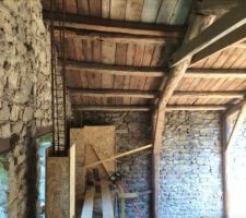 On voit la d&eacute;solidarisation du b&eacute;ton arm&eacute; avec le mur en pierre qui part, sauf au niveau de l'angle au fond qui est lui encore bon.