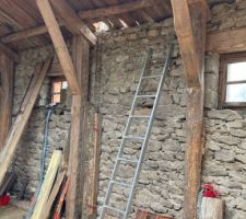 Je commence &agrave; c&ocirc;t&eacute; les poteaux qui me tiendront deux "triangles" en lieu et place de la ferme de charpente tomb&eacute;e. Vous comprendrez par la suite.....