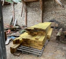 En parallèle, deux voyages de bois depuis une scierie locale pour la réfection de la charpente. Ici le bois pour les pannes