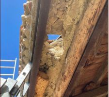 Le bois d'un linteau de la grange &eacute;tait pourri, je l'ai enlev&eacute; puis m&eacute;nag&eacute; des creux derri&egrave;re les g&eacute;noises en briques carr&eacute;s pour pouvoir couler mon b&eacute;ton