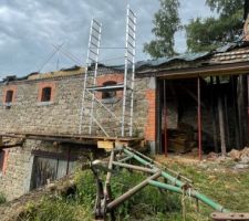 Vu du triangle d'en bas, en lieu et place d'une des fermes en bois qui est tomb&eacute;
