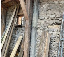 (premier triangle), de chaque c&ocirc;t&eacute; il reprend le niveau inf&eacute;rieur (pour le maintien de la "bascule")