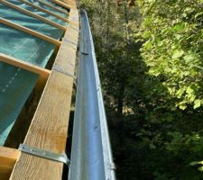 Gouttière ronde, le mur arrière de la grange n'est pas rectiligne