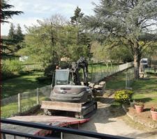 Arriv&eacute;e des pelleteuses pour le terrassement de la maison