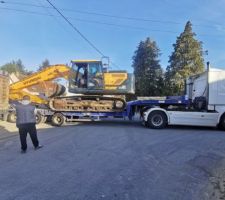 Arrivée de la grosse pelleteuse en renfort !