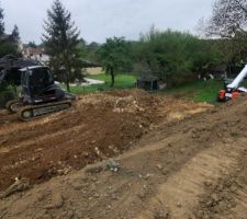 Terrassement en cours : on garde la v&eacute;g&eacute;tale et on &eacute;vacue argiles