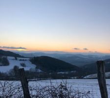 Couché soleil proximité terrain sous la neige