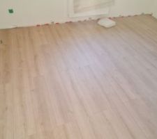 Nous avons terminé le parquet dans la chambre des enfants. Ou plutôt mon chéri avec de l'aide. Ne manque plus que les plinthes !