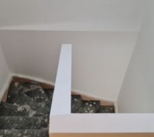 Voici la partie escalier tout de blanc avant la peinture de couleur prévue sur le mur de gauche et les plinthes de l'escalier.