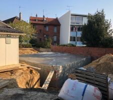 Cave fini avec dalle beton coulée. Uniquement 4 prise d'air. C'est trop peu mais on fera avec.
Nous avons demandé une dalle beton dans la cave egalement directement au macon