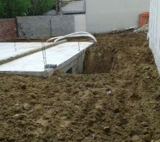 Le terassier a remis de la terre.
A noter maison pierre nous a rajouter a la derniere minute 2000 euros pour drainage de la cave. On decouvrira par la suite que le drain n'aura pas été mis.
Maisons Pierre n'a pas jugé bon d'ajouter membrane plastique pour minimiser probleme d'humidité. Si cela vous arrive, exiger l'ajout (allez l'acheter vous meme et demander sa pose)
