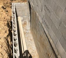 Mur de soutainement en parping a bancher fait en supplement par le macon afin de réaliser un escalier