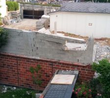 Demolition maison - mise en danger voisin
Un mur en cours de démolition qui a failli tomber chez le voisin !!