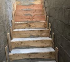 Escalier exterieur vers la cave.
Pas possible d'avoir un escalier interieur avec Maisons Pierre