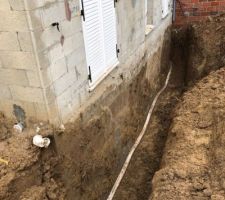 Decaissage de terre
Non conformité: pas de drain (cailloux). Maisons pierre refera le drain et rajout enduit de protection (mais toujours pas de membrane plastique).
J'ai du partir pour le boulot et n'est pas pu l'ajouter moi meme. Je serai amener a enduire de l'interieur pour pouvoir utiliser la cave sans avoir de l'eau dedans.