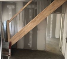 Escalier RDC
La porte de chambre est un peu caché mais Maisons Pierre nous avait prevenu et propose de prendre les nouveaux plan (depuis 2019). Nous avons preferé garder ancien plan car moins de couloir au RDC