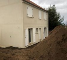 Reserve principale
Ajout de terre car mon terrain etait encore plein de gravats + il y avait environ 0.5 m entre la maison et le sol. 4 camions de terre livré