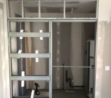 Je modifie la cloison entre cuisine / celier pour avoir une porte a galandage.
Il aurait été possible de demander au plaquiste mais pas de contact durant la construction et plaquiste pas commercant. C'est pas grave, je m'y colle.