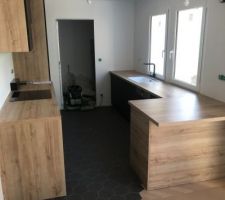 Pose cuisine avant emenagement

On a aussi fait enduit /peinture de mur & plafond tout en blanc avant. Il n'est pas possible de peindre directement, les bandes sont trop visibles a notre gout.