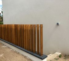 Garde Corps Escalier vers cave (bois chene & tige inox). 
Securité pour les enfants / design