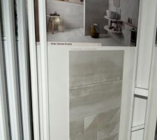 Salle de bain 1 c&ocirc;t&eacute; c&ocirc;t&eacute; lavabo et baignoire