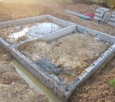 Les maçons ont daigné terminer le 4e mur du sous bassement du rez de jardin