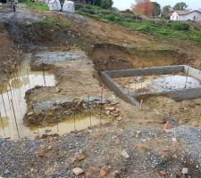 Les maçons ont daigné terminer le 4e mur du sous bassement du rez de jardin