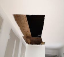 Ouverture du plafond pour faire les travaux dans les combles. Dommage qu'on ait pas pu le faire avant